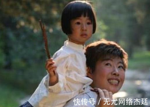 百家讲坛@当年的国学大师于丹,被学生轰下台,遭万人唾弃,后来她去哪了?