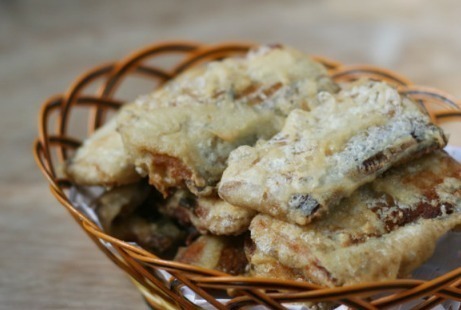 干炸带鱼时，别再裹淀粉了，学会饭店大厨的方法，外酥里嫩不粘锅