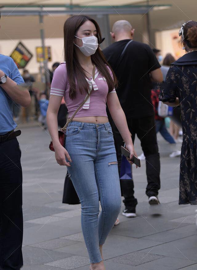 街拍|街拍:小姐姐另类粉紫色水手服,搭配性感破洞裤,成熟与可爱并存