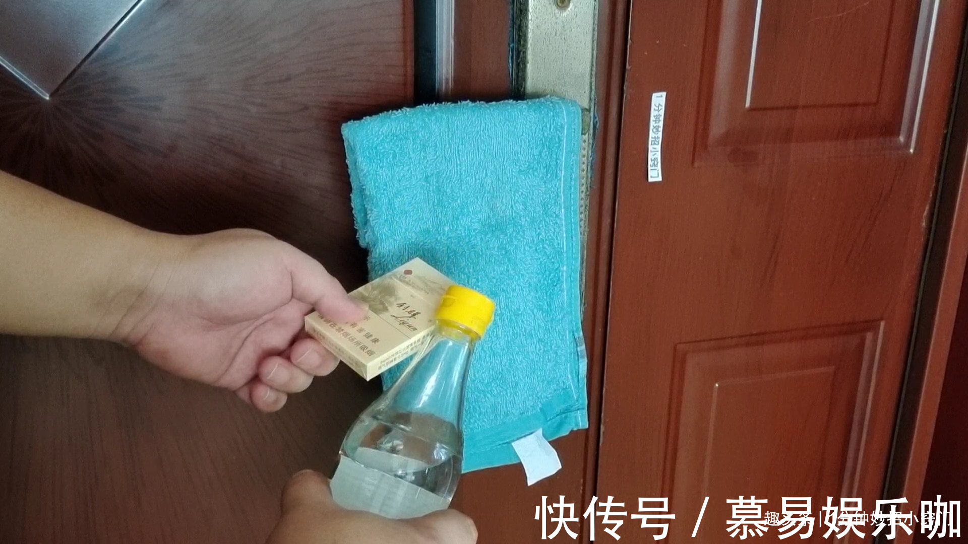 晚上睡觉前,记得在门把手挂一条毛巾,很多人不知道,看完涨知识