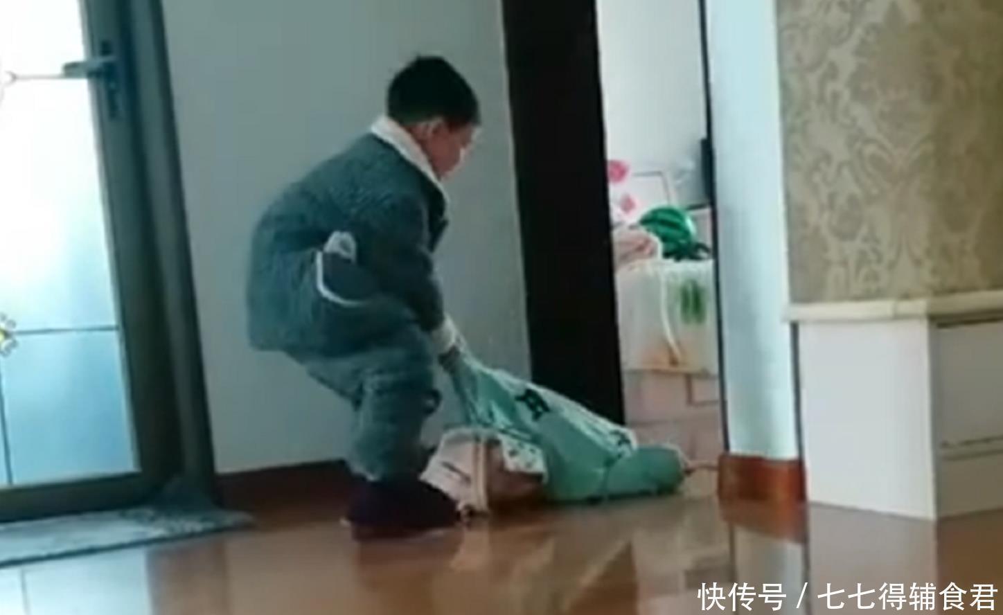 大娃|弟弟打扰哥哥写作业,谁曾想却被硬生生拖出房门,网友:亲哥实锤