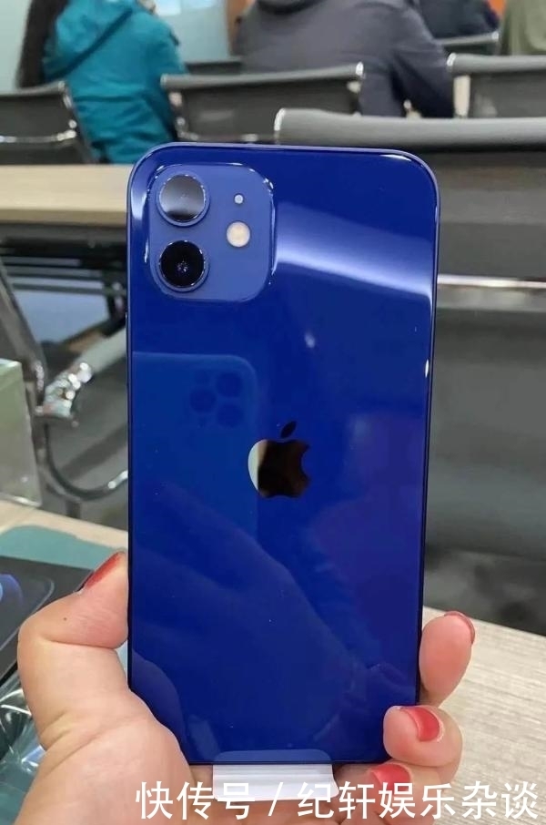 蓝色|iPhone 12蓝色冲上热搜第一，网友吵翻