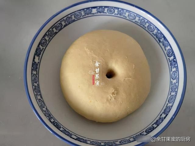 这道面食不用加水，制作过程简单，成品亮丽松软，无糖也甜美