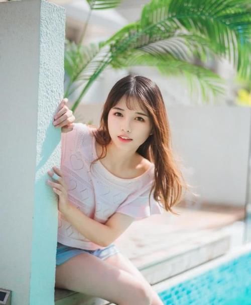 紧身牛仔裤|可爱白嫩的小仙女，身穿紧身牛仔裤，实在是太清新可人啦！