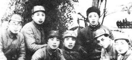 爆炸|美军炸弹突降志愿军军部,却未爆炸,军政委与500公斤哑弹合影