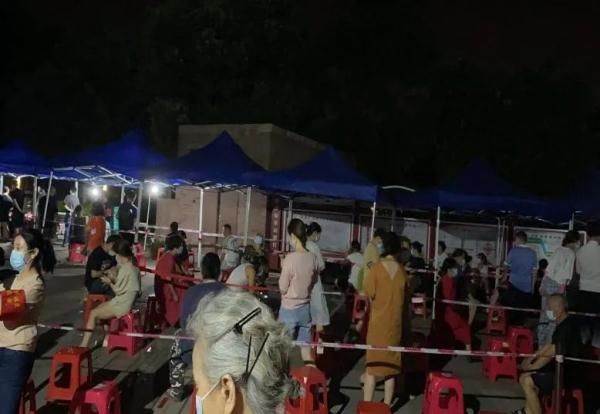 擔當|排隊也不耽誤跳廣場舞，核酸檢測“氣氛組”名擔當來了!