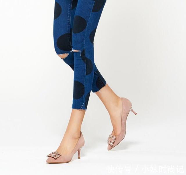 尽显|尖头小细跟的设计,修饰腿部线条,尽显高挑迷人的气质