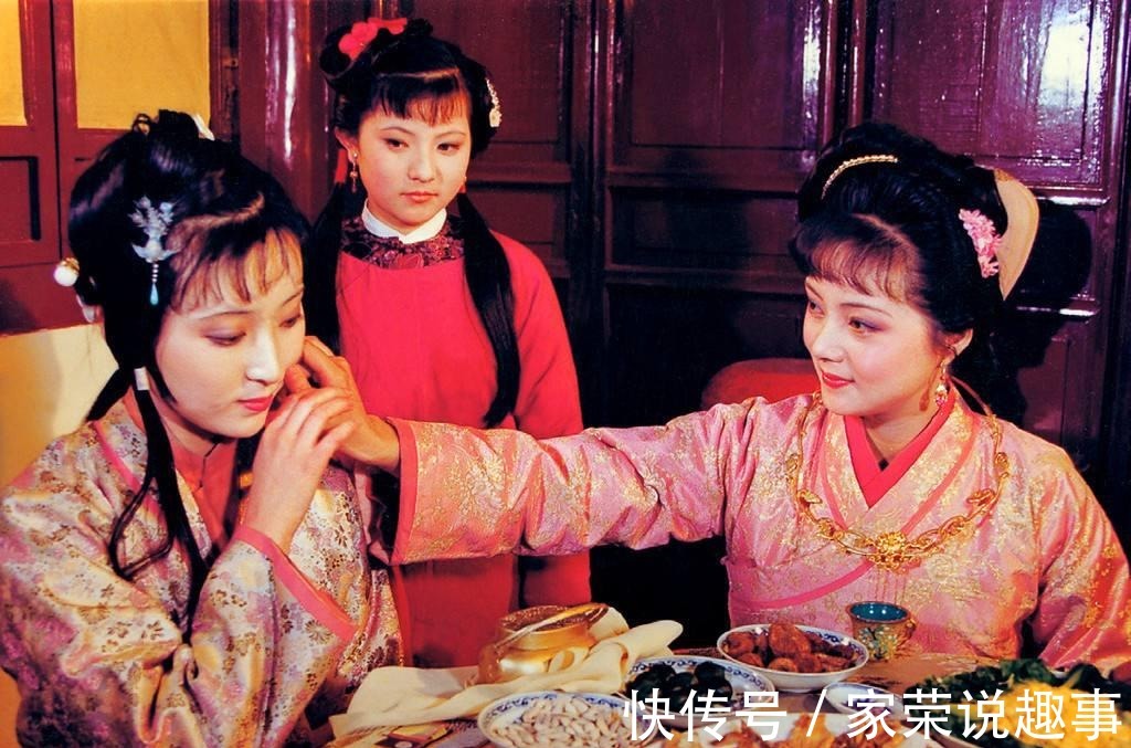 林黛玉|林黛玉和薛宝钗,谁出身尊贵?答案在贾雨村的对联里