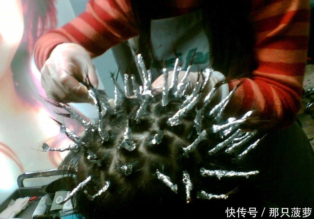 冠希哥|小哥哥“锡纸烫”发型火了,拆掉锡纸后看呆众人,冠希哥来了