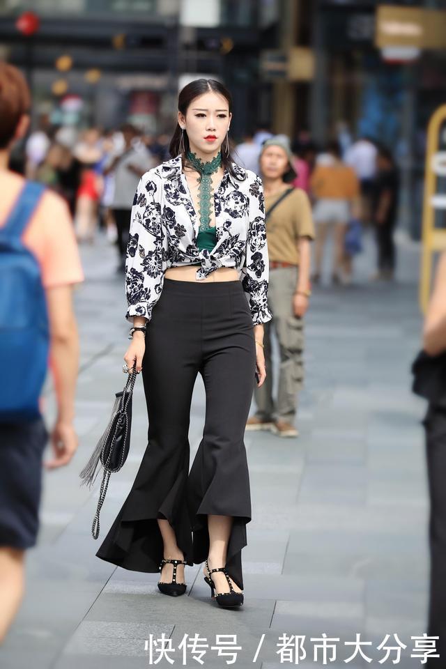 搭配|黑白系花衬衫搭配黑色阔腿裤,高贵冷艳,从容优雅