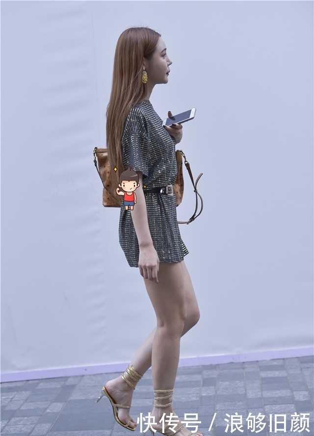 美女|街拍:美女精致到脚趾都化了妆,如此长腿有谁不爱