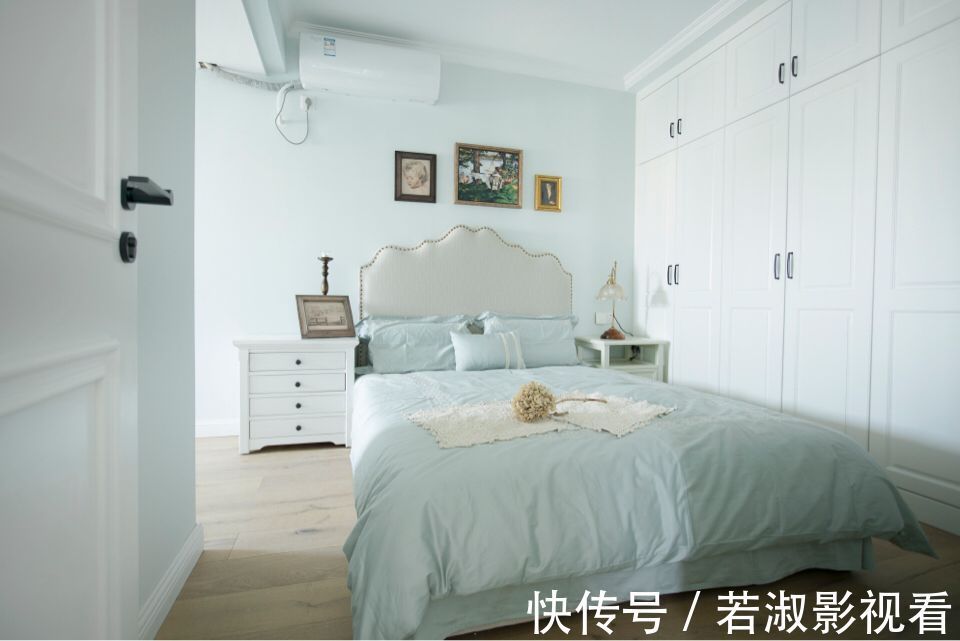 两个人|朋友第一次到新家做客,进屋就被客厅吸引,独特的配色让人称赞