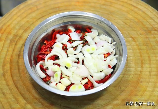 解馋|解馋必备，大厨分享干煸辣子鱼，不仅香辣够味，连鱼骨都是焦香的