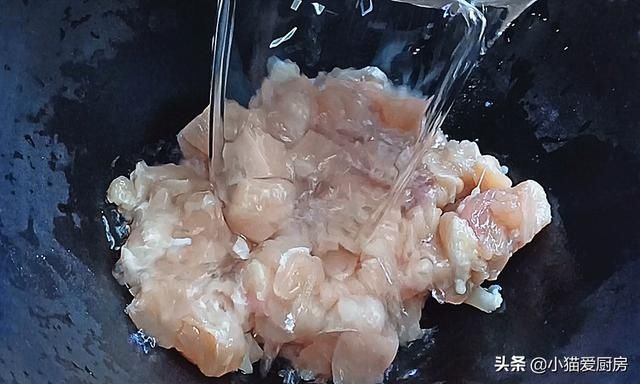 下饭|教你在家做酱爆鸡丁，口感滑嫩不柴酱香浓郁味道咸香，特别下饭