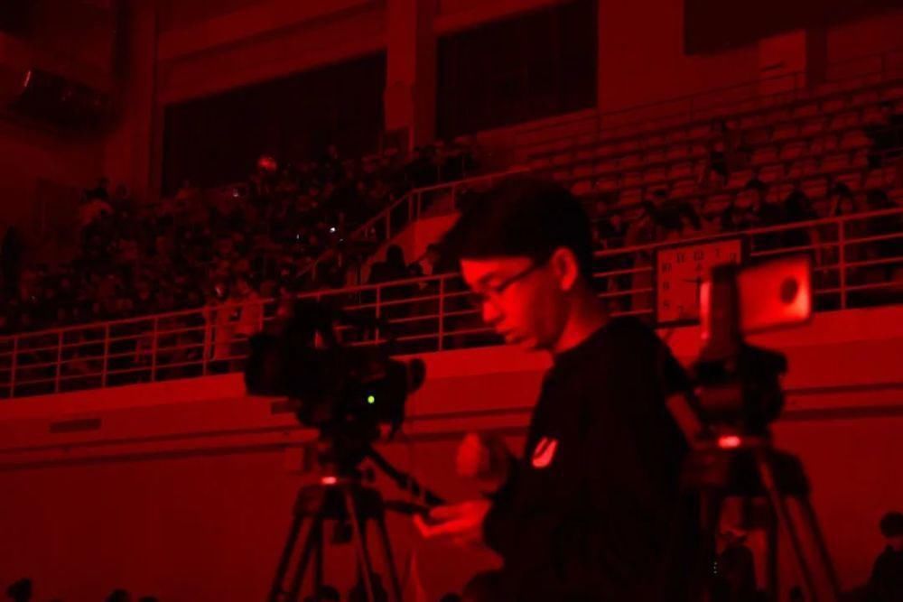 冬天的第二场雪和今晚的校园歌手大赛更配噢～