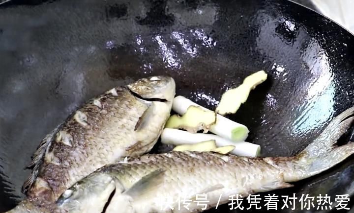 厨艺|鲫鱼汤怎么做好喝,此做法简单快手零厨艺,汤汁奶白无腥味