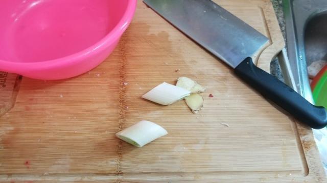 炖鸡汤，直接下锅煮就毁了，掌握一个技巧，汤清澈甘甜，鸡肉不柴