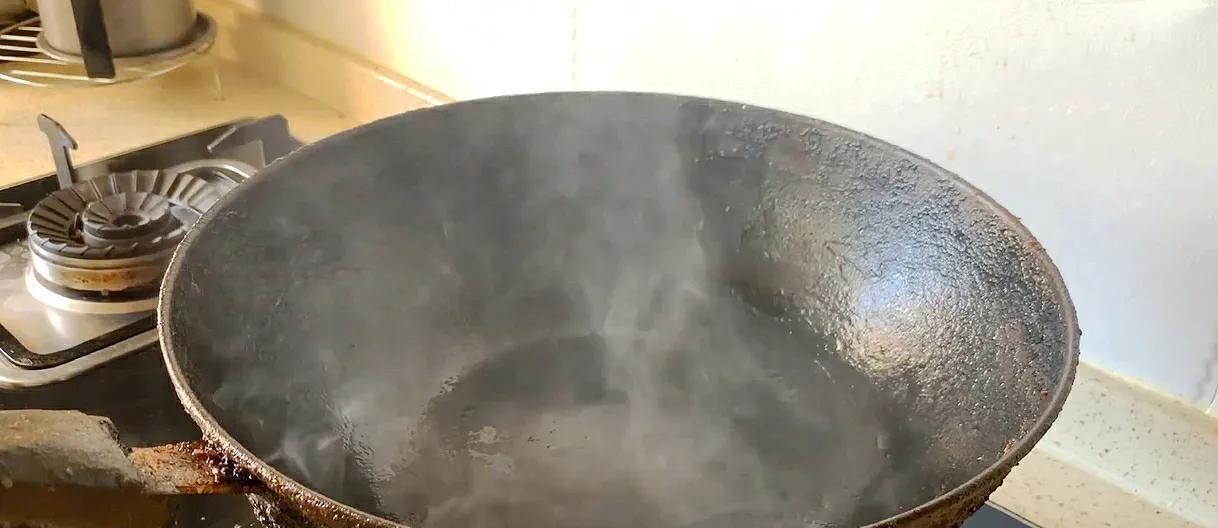 铁锅，锅底黑垢油污多怎么去除？教你一招，铁锅立马变新锅