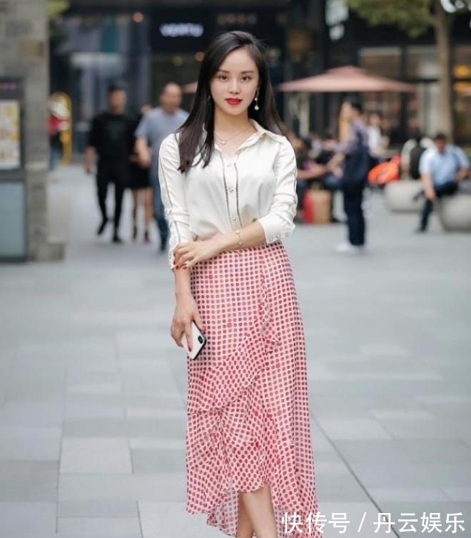 T恤 小美女白色T恤搭配上半身裙,既时尚又活泼,很显靓丽