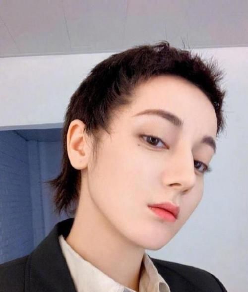 女人过了40岁,尽量避开这5种发型,尤其是第二种,显老又土气