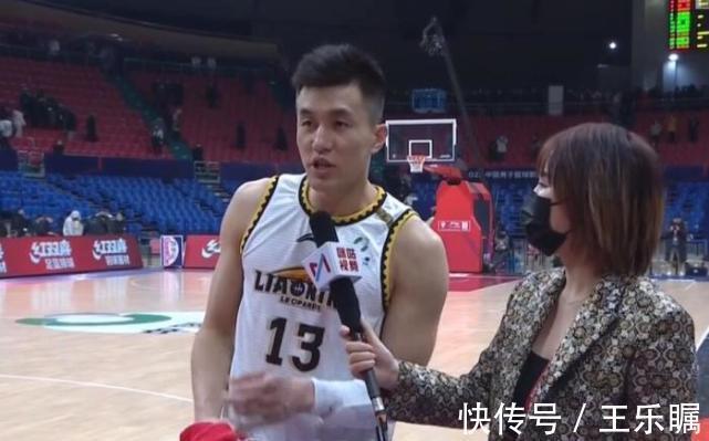 |大胜很开心!郭艾伦冲观众摇手指+搞笑采访:太帅了让我很困扰!