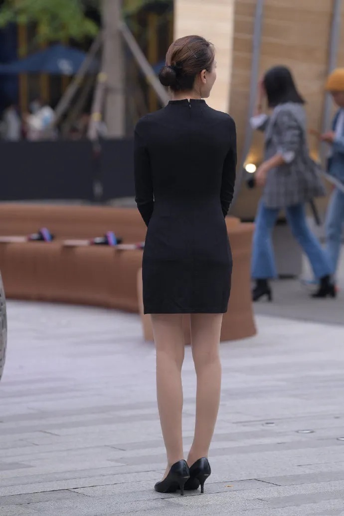 穿黑裙的时尚女生