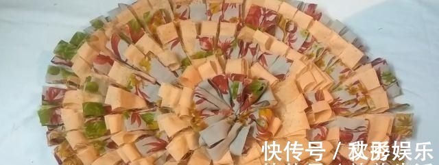 旧衣服扔掉太浪费了,天才主妇把它做成垫子,坐着舒服又省钱