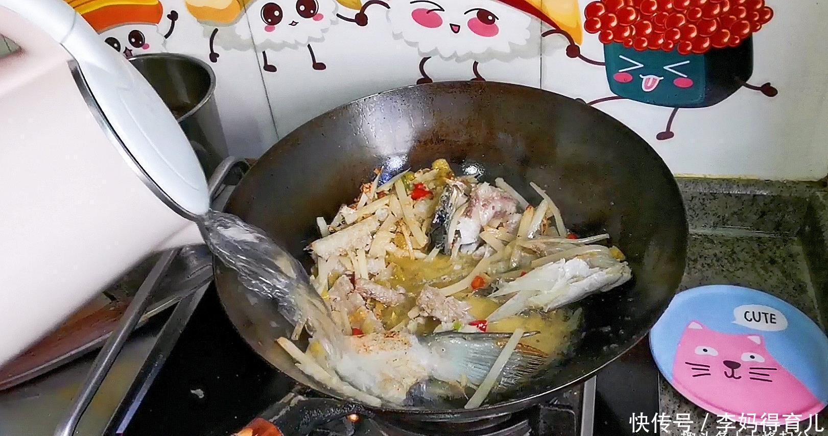 鱼杂火锅的做法,鱼籽入口即化,鱼泡爽滑脆口,味道很正宗