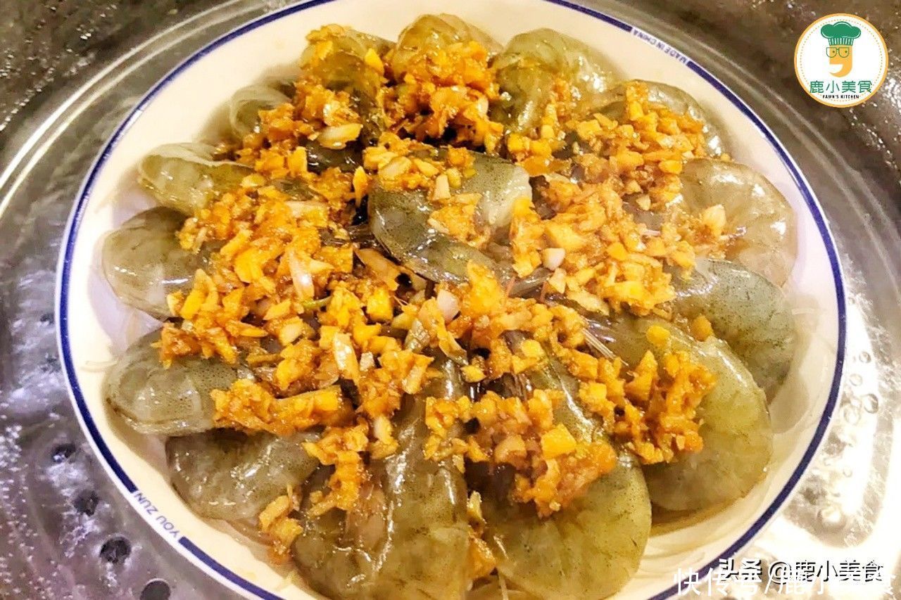  “粉丝+虾”简单蒸一盘，蒜味鲜香，虾肉弹嫩，全家抢着吃