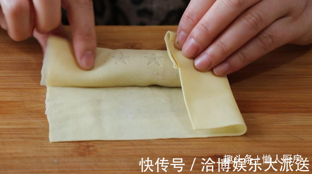 1张百叶，1块猪肉，教你做千张肉卷，配上毛豆和咸蛋黄，连汤喝光