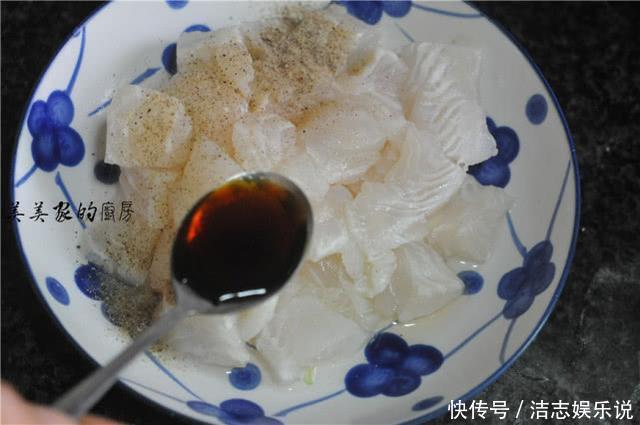 这鱼没有一根刺,特别适合孩子吃,做法简单,入锅一蒸细嫩开胃