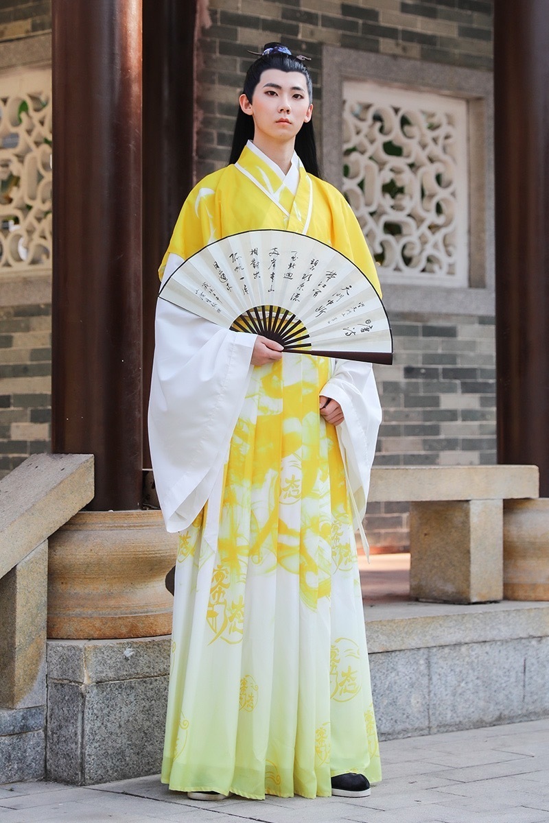 店家的设计真难理解,汉服做得奇奇怪怪,叫什么柠檬精,同袍:可以上春晚了