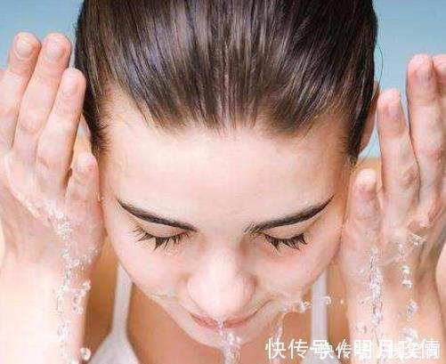 洗脸|4个错误的洗脸方法,让脸加速“变老”,前两条很多人犯