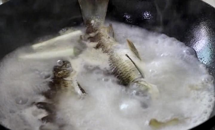 奶白又鲜香|鲫鱼汤怎么做好喝,此做法简单快手零厨艺,汤汁奶白无腥味