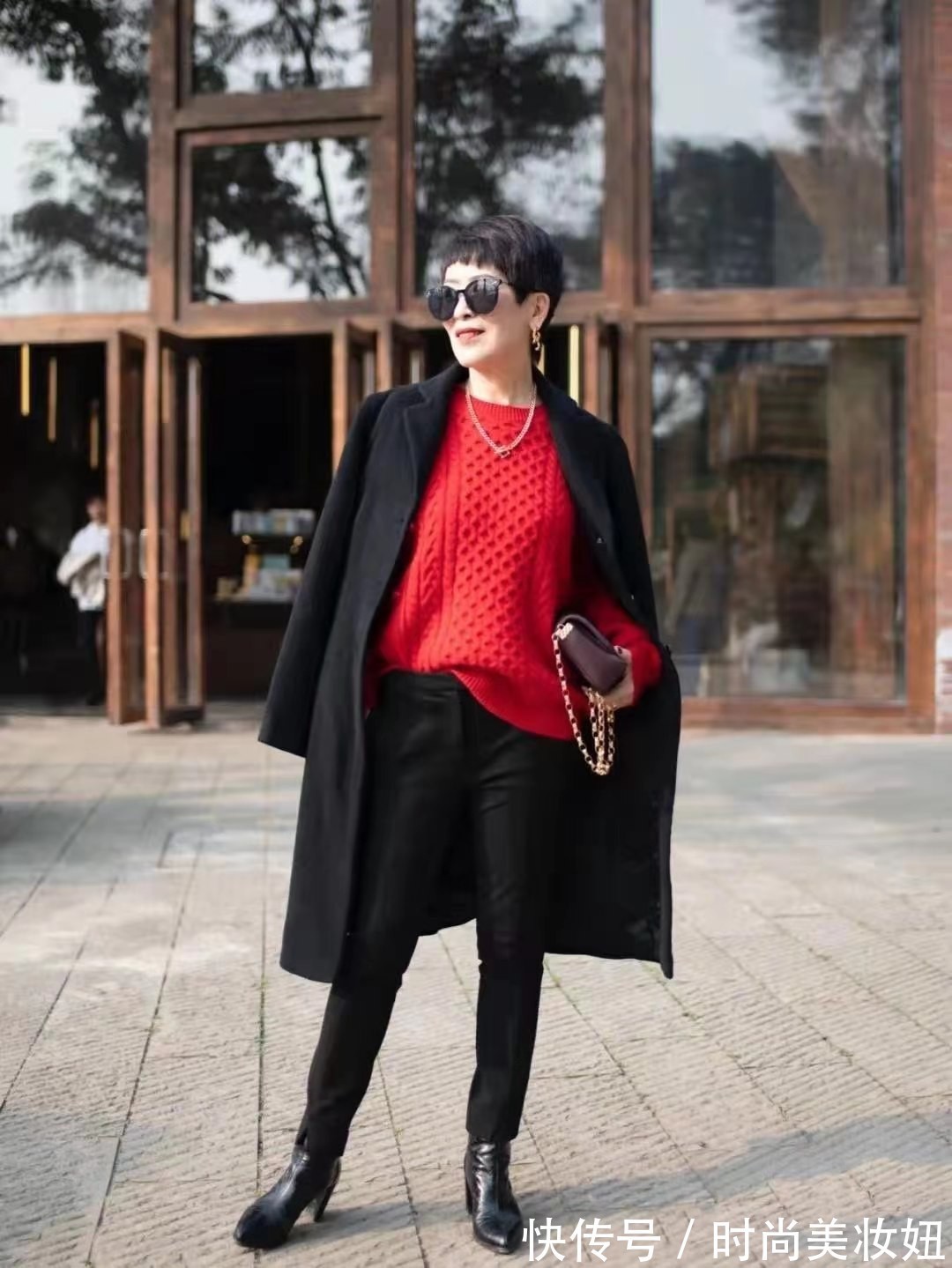 高领|五六十岁的女人,尽量别穿连衣裙,多穿“9分裤”,洋气又减龄