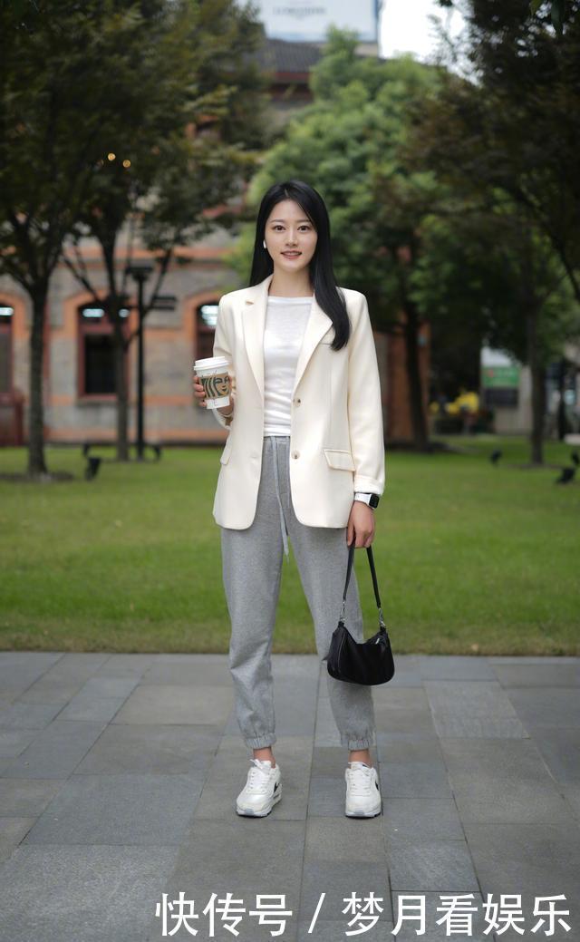 今年流行一种“显高穿法”,叫“长外套+九分裤”,很适合小个子