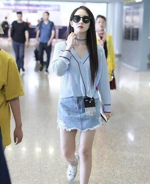 还对牛仔长裤恋恋不舍,穿清爽牛仔裙,彰显夏日活力