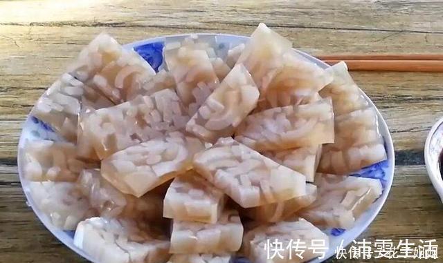 熬猪皮冻时，千万不要直接熬，多做一步，猪皮冻滑嫩筋道无腥味