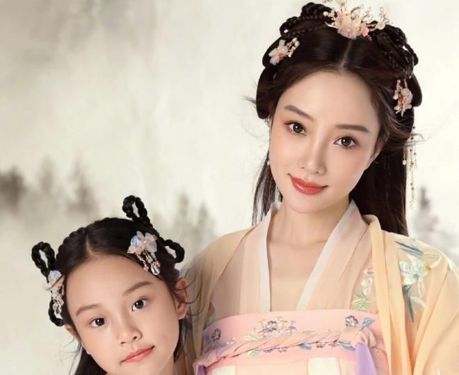 梦幻|甜馨8岁生日很热闹，城堡蛋糕很梦幻，蛋糕上的字却扎了心