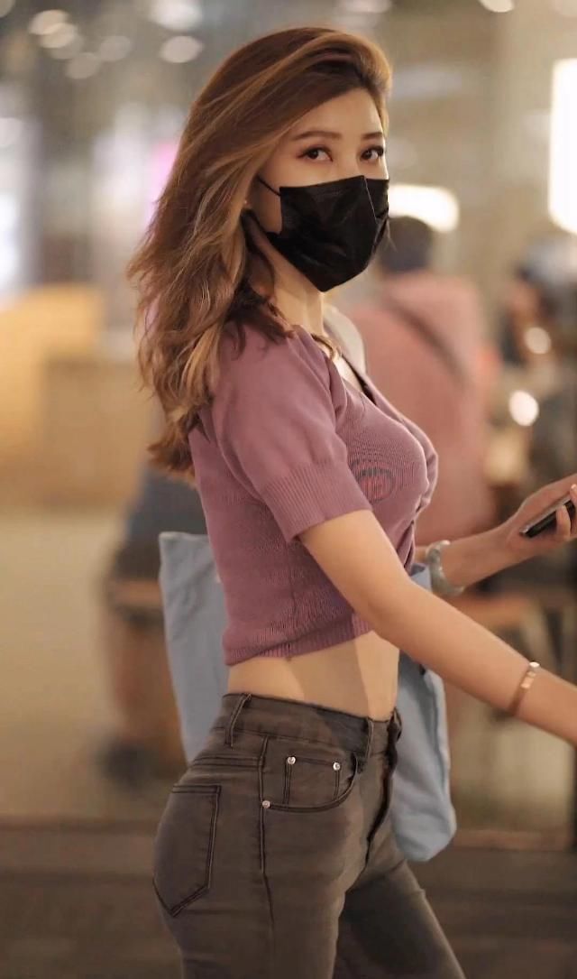 粉色|街拍身穿粉色上衣的小姐姐,搭配米色高跟鞋,心机秀出大长腿