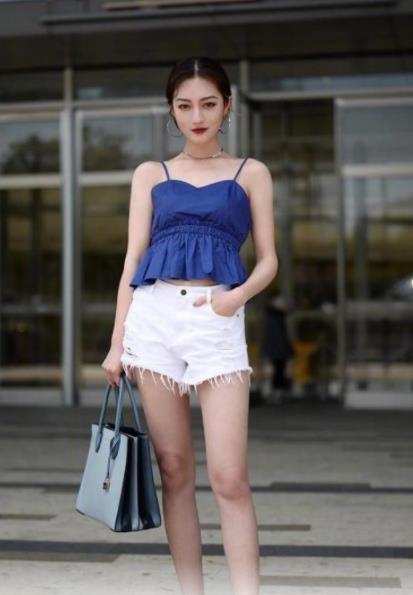 街拍:光彩照人的美女,蓝色吊带配毛边短裤,女神范十足