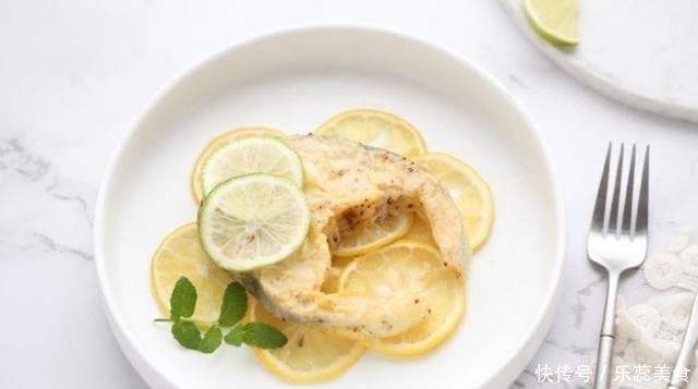 柠檬|高颜值的香煎鳕鱼做法，柠檬片铺底，营养丰富老少皆宜