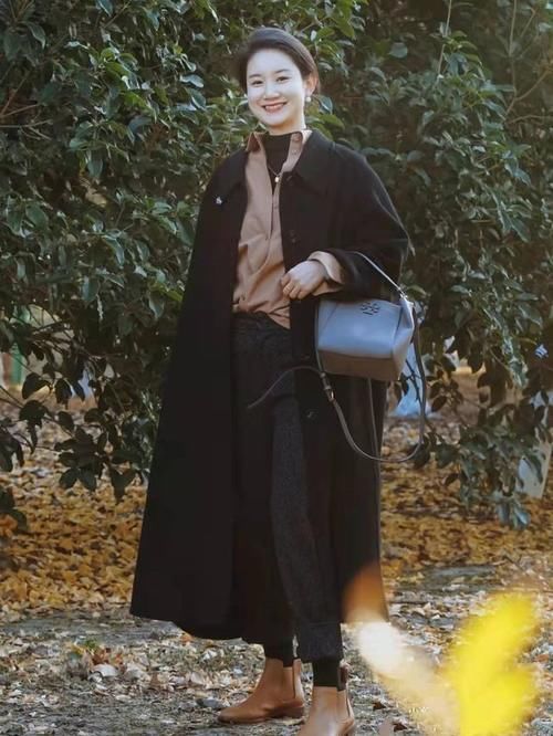 今年流行一种“大气风”穿法，保暖洋气显高级，成熟女性的最爱