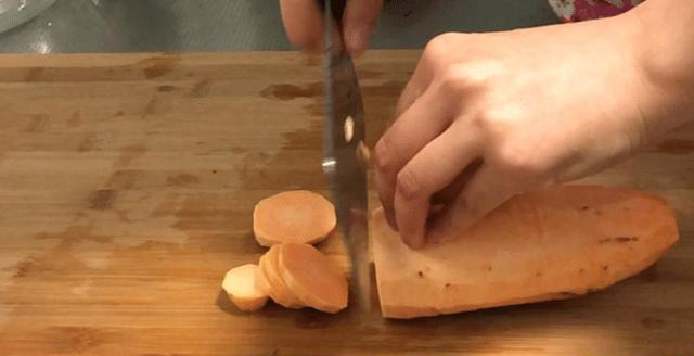 做法|红薯别再蒸和煮了,教你个简单新做法,好吃的停不下嘴,太香了!