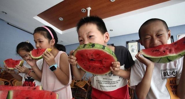 肽菇乳清|三伏天多吃2种水果,身高和体质都提高,孩子长大后会感谢你