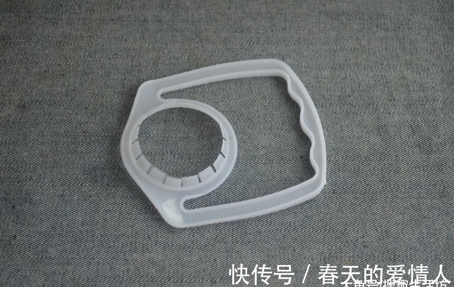 油桶上塑料把手不要扔, 放在厨房有妙用, 解决了千家万户的烦恼