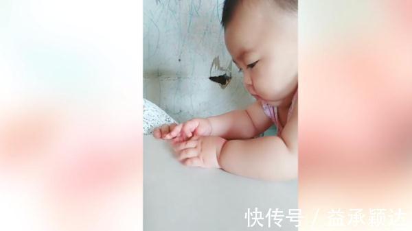 玩具|萌娃想拿起玩具,可肉肉的小手却抓不住,姐姐一看就笑出了声