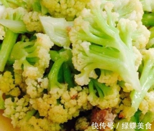 调料|炒菜花时,要焯水还是要过油?很多人做错,难怪不香没味道还发黑