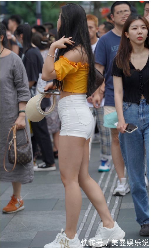糖果色 胖沙漏型身材穿短裤，搭配一字领短上衣，轻松打造身材曲线美