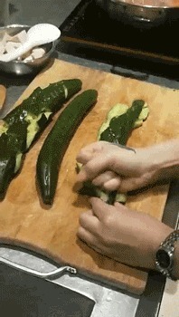|搞笑gif：说出来你可能不信，我切黄瓜从来不用菜刀